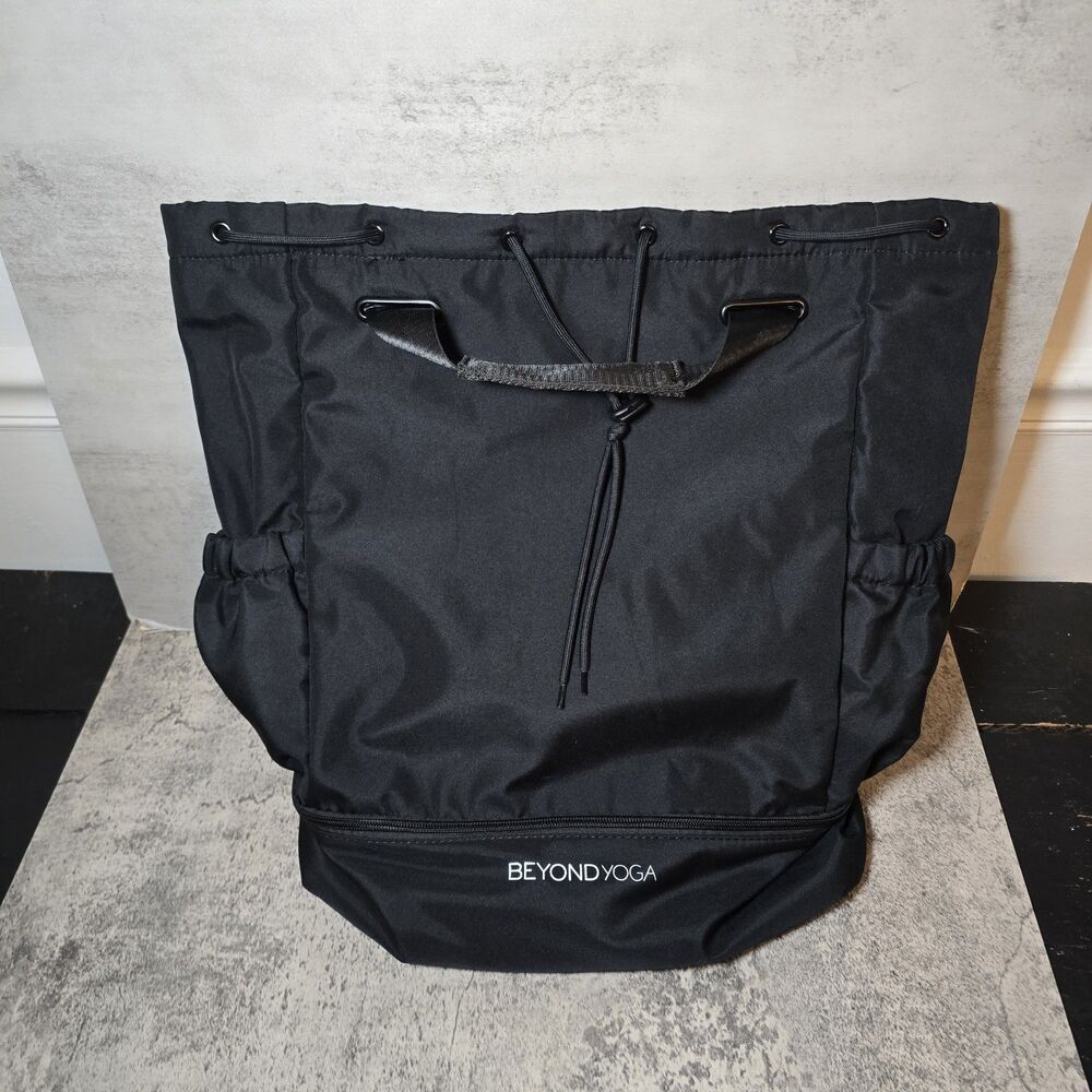 Beyond Yoga Convertible Gym Mat Bag  Black Adjustable Straps Backpack Travel